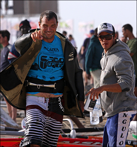 Josh Angulo i jego caddy Davide podczas zawodów na Punta Precie