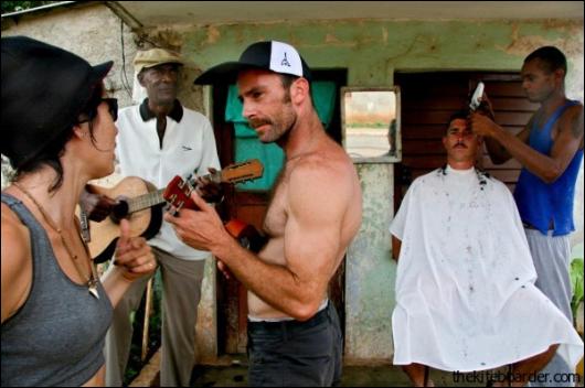 Z gitarą na Kubie - odpowiada mu najbardziej usposobienie kubańczyków