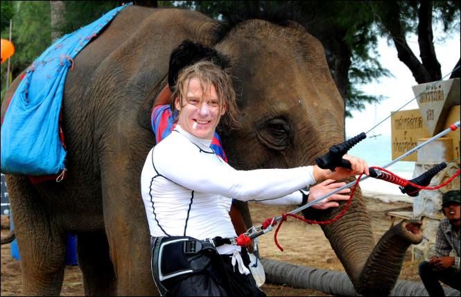 A tu między słoniami Marek Rowiński Senior na kajcie w Tajlandii 