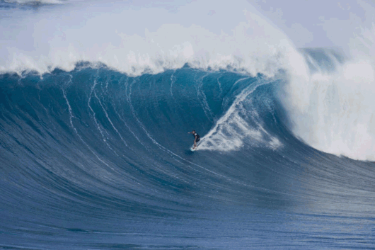 Billy Kemper z Maui zalicza jedną z większych tub na Jaws. Zdjęcia: Tim Jones