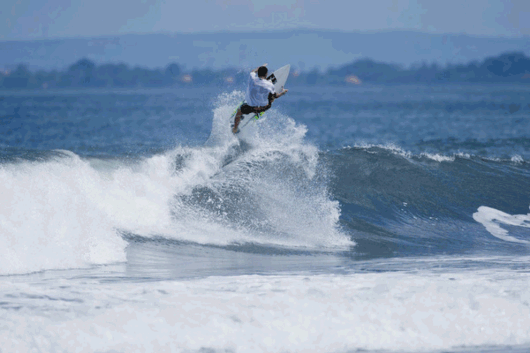 Kalifornijczyk Nate Yeomans wykonuje przyjemny frontside air z grabem na Bali. Do tego idealne, gładkie lądowanie. Zdjęcia: Bosko