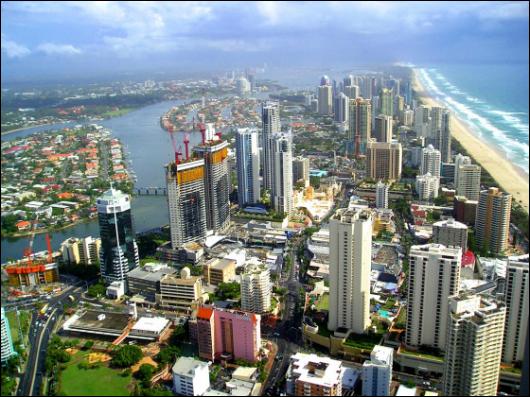 Gold Coast. 400 000 mieszkańców. 57km spotów surfingowych