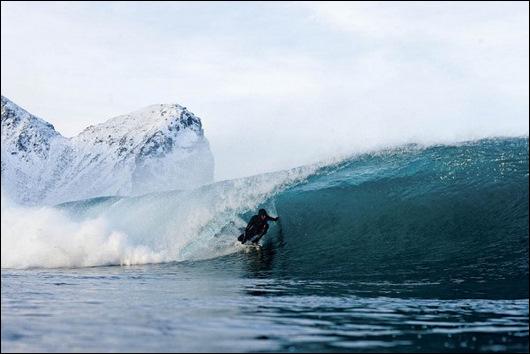 Surfing w Norwegii nie należy do najcieplejszych...