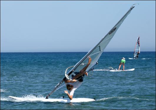 Instruktorzy windsurfingu przetrenowali wszystkie możliwe opcje na własnej skórze...