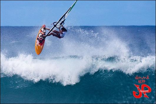 Josh Stone pokazuje młodszym kolegą jak się pływa na Maui