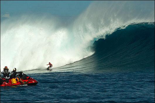Największe fale w historii zawodów surfingowych!