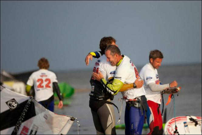 Radość z wygrania wyścigu kite race przez Ponta - Przemysław Miarczyński